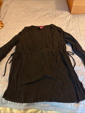 Liz Lange Black Deep V Maternity Top with Pink Label with Drawstring Waist